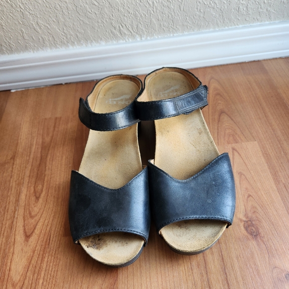 Dansko Black Women's Sandals - Picture 6 of 6